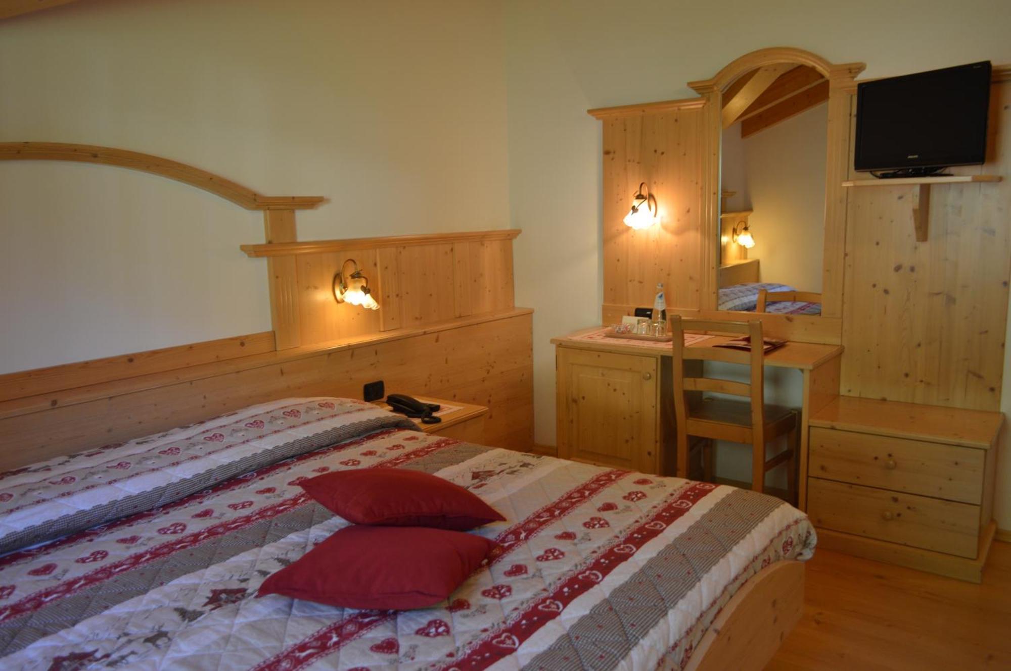 Hotel Garni Sant'Antonio Con Spa مادونا دي كامبيليو المظهر الخارجي الصورة